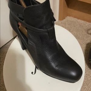 Hugo Boss open booties